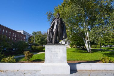 New Hampshire Eyalet Binası önündeki Franklin Pierce heykeli, Concord, New Hampshire NH, ABD. New Hampshire Eyalet Binası 1816 - 1819 yılları arasında inşa edilen en eski devlet binasıdır..
