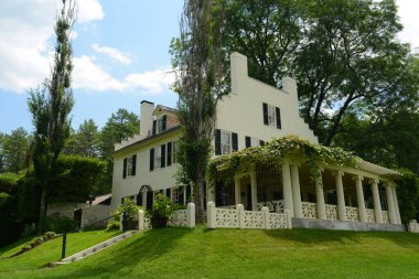 Saint-Gaudens Evi (Aspet), 1817 'de Cornish, New Hampshire, ABD' deki Saint-Gaudens Ulusal Tarihi Sitesi 'nde inşa edildi. Burası New Hampshire 'daki tek NPS sitesi..
