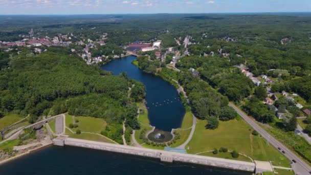マサチューセッツ州クリントンの町の近くのナシュア川にあるマサチューセッツ州のダムと貯水池 — ストック動画