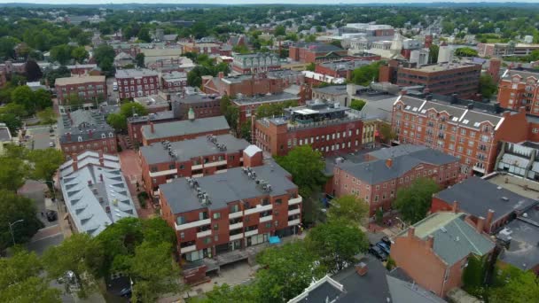 米国マサチューセッツ州セイラム市のセイラム歴史的市街地とセイラム港の空中写真 — ストック動画