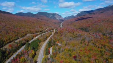 Franconia Notch Eyalet Parkı ve Eyaletler Arası Otoyol I-93 hava manzarası White Mountain Ulusal Ormanı 'nda Franconia Notch ile sonbahar yeşillikleri, Lincoln Kasabası, New Hampshire NH, ABD.