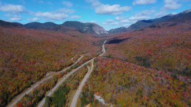 Franconia Notch Eyalet Parkı ve Eyaletler Arası Otoyol I-93 hava manzarası White Mountain Ulusal Ormanı 'nda Franconia Notch ile sonbahar yeşillikleri, Lincoln Kasabası, New Hampshire NH, ABD.