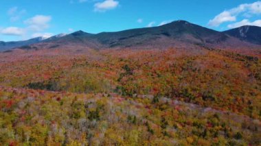 Franconia Notch State Park, Lafayette Dağı ve Lincoln Dağı hava manzarası da dahil olmak üzere White Mountain Ulusal Ormanı 'nda Franconia Ridge' e bakan sonbahar yeşillikleri, Lincoln Kasabası, New Hampshire NH, ABD.