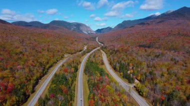 Franconia Notch Eyalet Parkı ve Eyaletler Arası Otoyol I-93 hava manzarası White Mountain Ulusal Ormanı 'nda Franconia Notch ile sonbahar yeşillikleri, Lincoln Kasabası, New Hampshire NH, ABD.