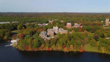 Wellesley Koleji hava manzarası, Green Hall ve Tower Court da dahil olmak üzere Wellesley, Massachusetts MA, ABD 'de sonbahar yeşillikleri ile.