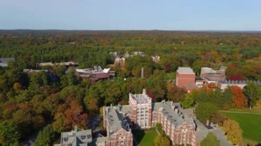 Wellesley Koleji hava manzarası, Green Hall ve Tower Court da dahil olmak üzere Wellesley, Massachusetts MA, ABD 'de sonbahar yeşillikleri ile.