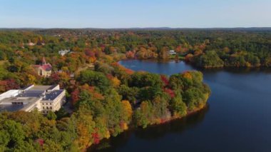 Wellesley Koleji hava manzarası, Green Hall ve Tower Court da dahil olmak üzere Wellesley, Massachusetts MA, ABD 'de sonbahar yeşillikleri ile.