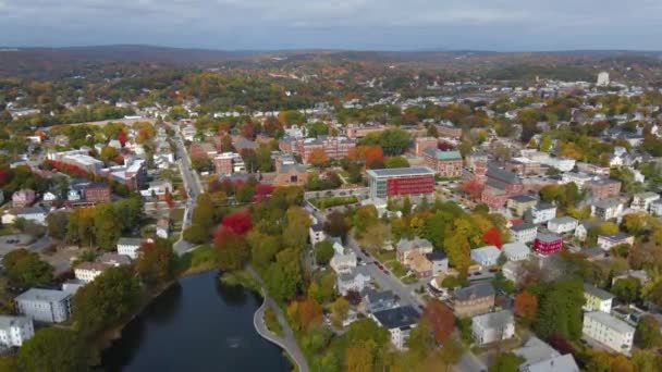 米国マサチューセッツ州ウースター市の秋の葉を持つクラーク大学と大学公園の空中写真 — ストック動画