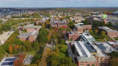 Kutsal Haç Koleji ve sonbahar yapraklı manzara manzarası, Worcester City, Massachusetts MA, ABD. 