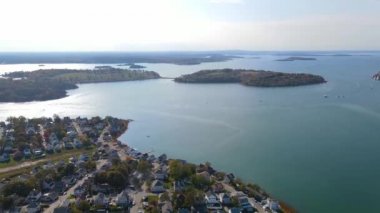 Nantasket Plajı, Weir Nehri ve Hingham Körfezi Aeral Manzaralı Hull, Massachusetts MA, ABD 'de sonbahar yeşillikleri. 