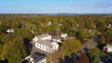 Kingston tarihi şehir merkezi Mayflower Cemaat Kilisesi, Restorasyon Cemaati Kilisesi ve ABD 'nin Massachusetts MA, sonbahar yeşillikleri ile ana cadde hava manzaralı Birinci Birlik Kilisesi de dahil olmak üzere. 
