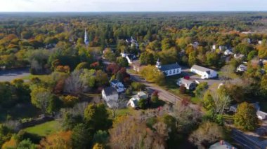 Kingston tarihi şehir merkezi Mayflower Cemaat Kilisesi, Restorasyon Cemaati Kilisesi ve ABD 'nin Massachusetts MA, sonbahar yeşillikleri ile ana cadde hava manzaralı Birinci Birlik Kilisesi de dahil olmak üzere. 