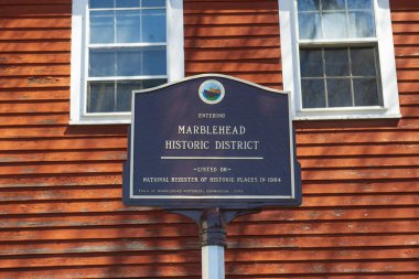 Marblehead, Massachusetts MA, ABD 'deki Marblehead belediye binası yakınlarındaki Washington Caddesi' ndeki Marblehead Tarihi Bölgesi 'ne giriş işareti.. 