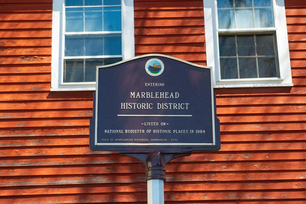 Marblehead, Massachusetts MA, ABD 'deki Marblehead belediye binası yakınlarındaki Washington Caddesi' ndeki Marblehead Tarihi Bölgesi 'ne giriş işareti.. 