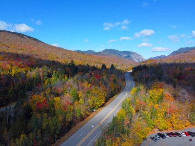 Otoyol I-93 boyunca Franconia Notch 'u Cannon Dağı ile Lafayette Dağı arasında geçerek White Mountain, Lincoln, New Hampshire NH, ABD' deki Franconia Notch State Park 'ta sonbahar yeşillikleri ile kaplandı.. 