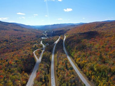 Otoyol I-93 boyunca Franconia Notch 'u Cannon Dağı ile Lafayette Dağı arasında geçerek White Mountain, Lincoln, New Hampshire NH, ABD' deki Franconia Notch State Park 'ta sonbahar yeşillikleri ile kaplandı.. 