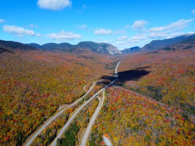 Otoyol I-93 boyunca Franconia Notch 'u Cannon Dağı ile Lafayette Dağı arasında geçerek White Mountain, Lincoln, New Hampshire NH, ABD' deki Franconia Notch State Park 'ta sonbahar yeşillikleri ile kaplandı.. 