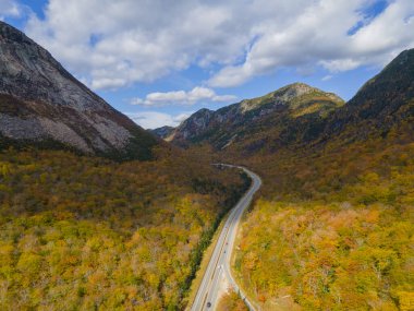 Franconia Notch, Profile Lake ve Echo Lake de dahil olmak üzere sonbahar yeşillik manzaralı White Mountain Ulusal Ormanı 'ndaki Franconia Notch State Park, Lincoln, New Hampshire NH, ABD. 
