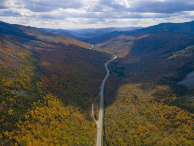 Franconia Notch, Profile Lake ve Echo Lake de dahil olmak üzere sonbahar yeşillik manzaralı White Mountain Ulusal Ormanı 'ndaki Franconia Notch State Park, Lincoln, New Hampshire NH, ABD. 