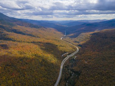 Franconia Notch, Profile Lake ve Echo Lake de dahil olmak üzere sonbahar yeşillik manzaralı White Mountain Ulusal Ormanı 'ndaki Franconia Notch State Park, Lincoln, New Hampshire NH, ABD. 