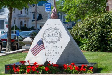 Dünya Savaşı, Kore Savaşı ve Vietnam Savaşı anıtı Peabody şehir merkezindeki belediye binası önünde, Massachuseets MA, ABD.