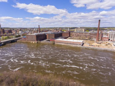 Pasifik Mills, Washington Mills ve Pemberton Mills dahil olmak üzere Lawrence şehir merkezindeki Merrimack Nehri kıyısında tarihi değirmenlerin hava manzarası, Massachusetts MA, ABD. 