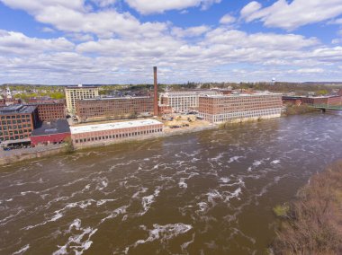 Pasifik Mills, Washington Mills ve Pemberton Mills dahil olmak üzere Lawrence şehir merkezindeki Merrimack Nehri kıyısında tarihi değirmenlerin hava manzarası, Massachusetts MA, ABD. 