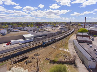 Lawrence, Massachusetts MA, Massachusetts 'teki Boston Massachusetts ve Brunswick Maine arasındaki Amtrak Downeaster hattının hava görüntüsü.. 