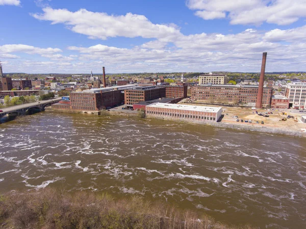 Pasifik Mills, Washington Mills ve Pemberton Mills dahil olmak üzere Lawrence şehir merkezindeki Merrimack Nehri kıyısında tarihi değirmenlerin hava manzarası, Massachusetts MA, ABD. 