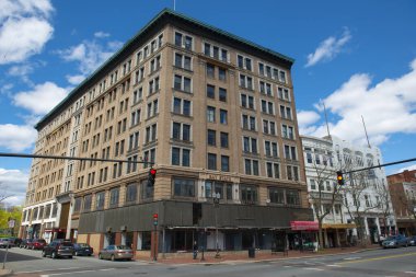 Lawrence, Massachusetts MA, ABD 'de Appleton Caddesi ile Lawrence Caddesi arasındaki Essex Caddesi' ndeki tarihi ticari binalar.. 