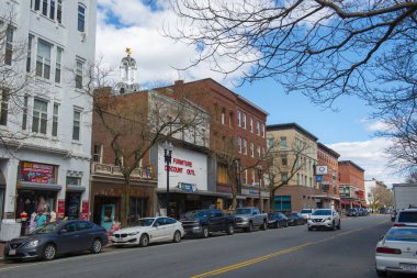 Lawrence, Massachusetts MA, ABD 'de Appleton Caddesi ile Lawrence Caddesi arasındaki Essex Caddesi' ndeki tarihi ticari binalar.. 