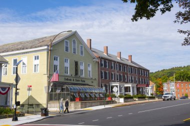 Fitchburg, Massachusetts MA, ABD 'deki Upper Common' daki ana caddedeki tarihi ticari binalar.. 