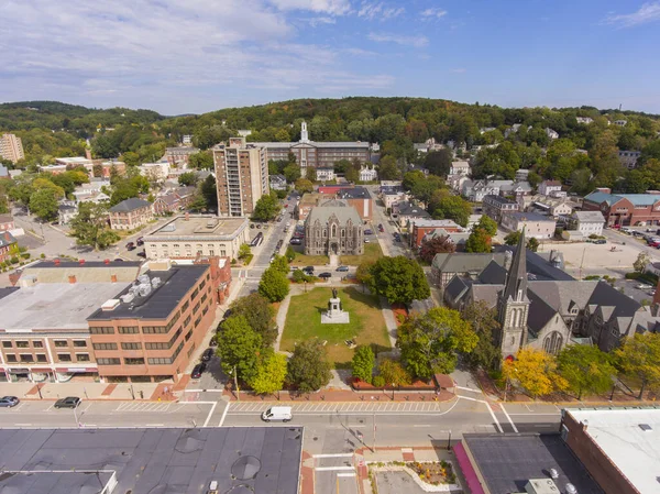 Fitchburg Bölge Mahkemesi ve Fitchburg şehir merkezindeki ana caddedeki Monument Park hava manzarası, Massachusetts MA, ABD. 