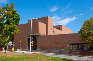 Philip J Philbin Federal Ofis Binası Fitchburg şehir merkezindeki 881 Main Caddesi, Massachusetts MA, ABD. Bu binada Posta Servisi, Vergi Dairesi ve Sosyal Güvenlik Yönetimi bulunmaktadır. 