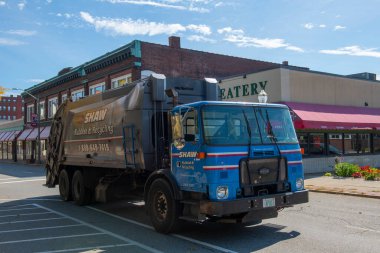 Fitchburg, Massachusetts MA, ABD 'deki ana caddede çöp kamyonu.. 