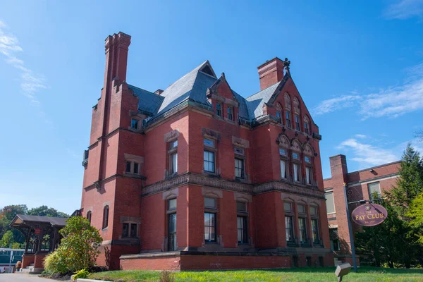 フェイ クラブの建物は1884年にゴシック様式で建設され マサチューセッツ州フィッチバーグ中心街の658メインストリートにあった — ストック写真