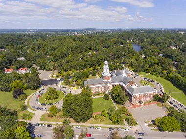 Newton City Hall 'un Newton şehir merkezindeki hava görüntüsü, Massachusetts, ABD.