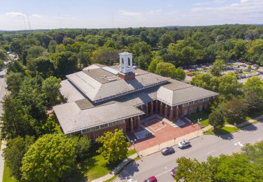 Newton Serbest Kütüphanesi 'nin Newton City, Massachusetts MA, ABD' deki 330 Homer Caddesi 'ndeki hava görüntüsü.. 