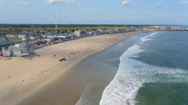 Hampton Beach hava manzarası Ocean Boulevard ve Hampton Beach State Park 'taki tarihi rıhtım binaları, Hampton, New Hampshire NH, ABD.