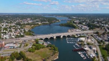 Rhode Island RI, ABD 'deki Seekonk Nehri üzerindeki Providence Şehri ile Doğu Providence arasındaki Washington Köprüsü' nün havadan görüntüsü.. 