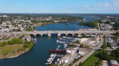 Rhode Island RI, ABD 'deki Seekonk Nehri üzerindeki Providence Şehri ile Doğu Providence arasındaki Washington Köprüsü' nün havadan görüntüsü.. 