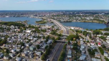 Rhode Island RI, ABD 'deki Seekonk Nehri üzerindeki Providence Şehri ile Doğu Providence arasındaki Washington Köprüsü' nün havadan görüntüsü.. 