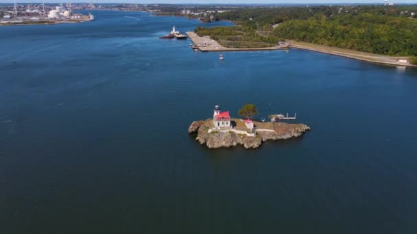 Flygfoto Över Pomham Rocks Fyr Providence River Nära Narragansett Bay — Stockvideo