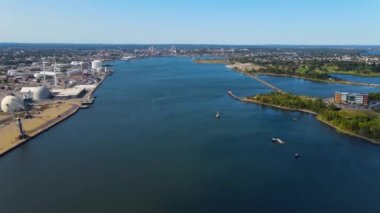 Providence Nehri 'nin Narragansett Körfezi yakınlarındaki hava manzarası ve Providence City arka planda, Providence, Rhode Island RI, ABD. 