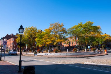 Newburyport şehir merkezindeki Pazar Meydanı 'ndaki tarihi binalar, Massachusetts, MA, ABD.