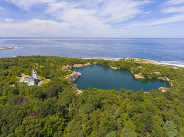 Halibut Point State Park ve kumlu taş ocağı hava manzarası ve Rockport, Massachusetts MA, ABD 'deki sahil hava manzarası..