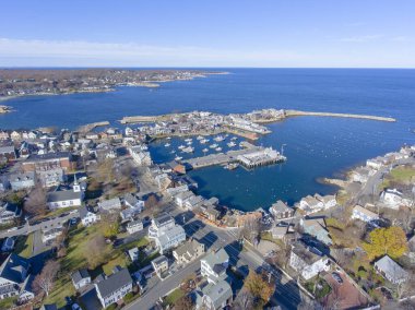 Rockport Harbor ve Motif 1 numaralı hava görüntüsü Rockport, Massachusetts MA, ABD. Bu bina 1840 'da inşa edilmiş bir balıkçı kulübesi ve şimdi New England deniz yaşamının en ünlü sembolü..