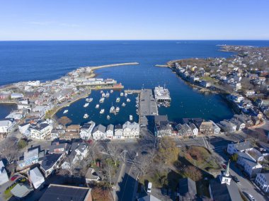 Rockport Harbor ve Motif 1 numaralı hava manzarası Rockport, Massachusetts, ABD 'de. Bu bina 1840 'da inşa edilmiş bir balıkçı kulübesi ve şimdi New England deniz yaşamının en ünlü sembolü..