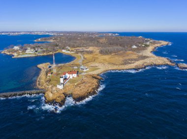 Doğu Noktası Deniz feneri ve Gloucester Limanı 'nın hava manzarası, Cape Ann, Massachusetts MA, ABD. Bu tarihi deniz feneri 1832 'de Gloucester Limanı girişine inşa edildi..