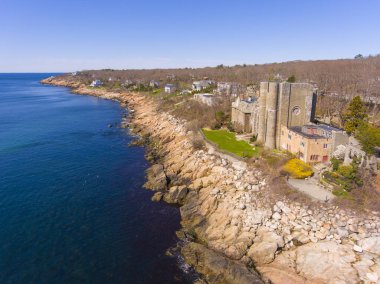 Hammond Kalesi 'nin, Massachusetts MA, ABD' deki Gloucester kentindeki Magnolia köyündeki hava görüntüsü. Bu bina 1926 'da Gloucester Limanı kıyısında inşa edildi..